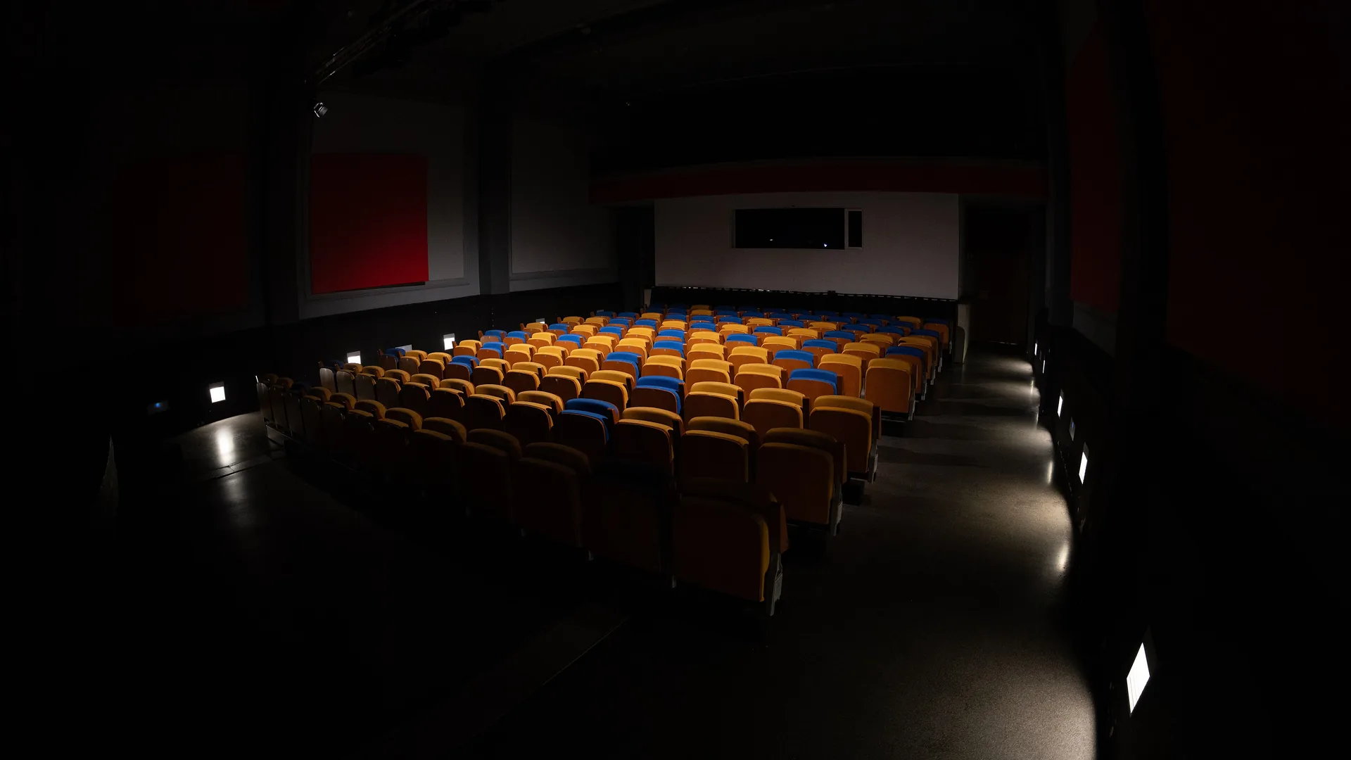 Άδεια καθίσματα θεάτρου απέναντι από τη σκηνή